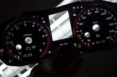 レヴォーグのスピードメーターLED打ち替え(色替え) 文字盤にカラーフィルムを貼って色を変えますが、1枚だと紫っぽくなります。3枚貼ってやっと赤色になりました。