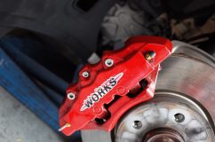 MINIにダミーキャリパーカバー取り付け施工 見える部分は赤色で塗装するため、パッと見は本物に見えますよ。