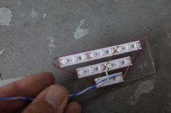  LEDを用意。今回のLEDはお客さまのご希望で三角形で制作。 
