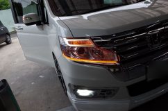 RKステップワゴンのシーケンシャルウィンカーシリコンチューブ施工 明らかに上のウィンカーバルブよりも下のシリコンの方が明るいですね~