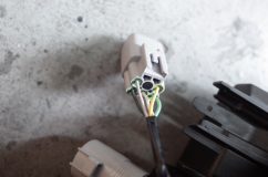  これが後期ヘッドライトのソケット。緑＝DAY、白＝POS、黄＝LOW、黒＝アース。たぶんグレードで違いはありそうです。 