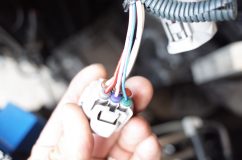  車両側から緑白＝DAY、ピンク＝POS、赤＝LOWを分岐。純正コネクターはそのまま残して接続しました。 