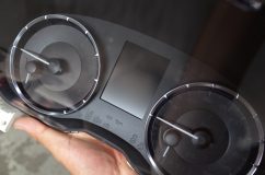  早速メーターを外して針を抜く。メーターの打ち換えで一番難しくリスクが高い針抜きだが、工具を使わずに施工できる車種もある。しかしレヴォーグは絶対ダメで、専用工具が必要 