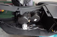 運転の邪魔にならない場所にLEDを仕込んで、電源はACCから分岐します。 