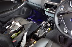  続いてセンターコンソールのイルミ追加です。ドリンクホルダーにLED仕込むだけですがここまでバラさないとだめです。ついでにシガーソケットの配線を裏から取るように加工しました。 