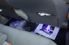 プリウスのフットランプイルミとヘッドライトクリーニング施工 フットランプは定番の青色で、光源を見えない位置に配置します。フロント席からも後部座席からも光源が見えないことが重要です。ワンボックスタイプの車両では結構奥に配置しないと光源が見えてしまいます。