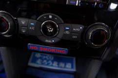 レヴォーグのメーターパネル葵LED化施工 エアコンパネルの文字盤はすでに葵色にされていましたが、インジケーターランプがノーマルのままだったので、こちらも葵色に変更しました。