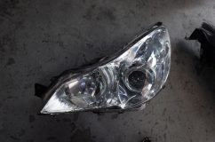 レガシィーのヘッドライト加工(イカリング&ブラックアウト) 加工させていただく純正ヘッド:メッキ部分が多いせいか、ちょっと間延びしたイメージですね。