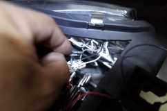AUDIのヘッドライト修理 当初殻割り予定でしたが、ヘッドライトの素材があまり良くなく変形することが予想されたため、一部カッティングにて修理実行。LED切れには様々な要因がありますが、かなり多いのがはんだクラックによる断線。今回も白色の方は配線が外れていました。