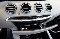 メルセデスのドライブレコーダー取り付け(前後カメラ) ACCはシガーソケットから分岐。BMWはこのソケットにアクセスするのが非常に困難で、わざわざCANで分岐するほどです。