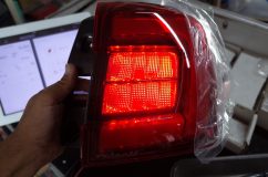  もともとのブレーキ灯はスモークレンズということもあって確かに暗いですね。まあこれを指摘するDもどうかと思いますが 