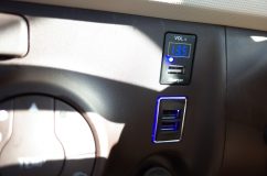 パッソのエアコンパネル&スピードメータLED打ち替え ほとんどの機器の電源がUSB化されているので、充電ポートは必須ですね。