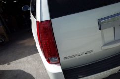 キャデラック 07エスカレードのテールランプ日本仕様改善 USテールは2列ブレーキとウィンカーが兼用で赤色で点滅します。1列をオレンジチップに交換して回路を組み直すことで日本仕様に改善します。