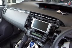 プリウスのナビインストール いわゆるディーラーナビですね。この手のナビはセキュリティが設定されている場合があり、取り外す際はセキュリティを解除する必要があります。今回は設定されていなかったのでそのまま外しました。