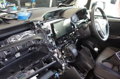 80VOXYのエアコンパネル他スイッチ類のLED打ち替え 相変わらずこの車両はエアコンパネルに到達するまでが大変です。