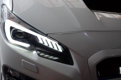 レヴォーグのステアリングスイッチのLED色変更 車検対応のJAWSのヘッドライトです。やっぱり見た目のインパクトはありますね。フォークアイの光量も思ったより明るいです。