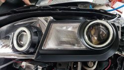 レヴォーグのヘッドライト加工(預かりプランⅡ) ハイビーム側はプロジェクターをインストールしました。すべて真っ黒にするのではなく、あえて純正リフレクターはめっき残しでメリハリをつけました。ロービーム横も加工予定でしたがかなり重要な役割があることがわかり、今回も未加工としました。