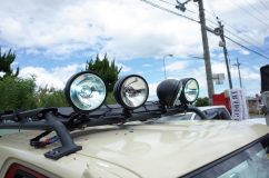 G'sアクアのデイライトシーケンシャル加工とジムニーの投光機取り付け バラスト内臓のHID投光機です。HIDなのでかなり電圧降下しますね。4台中1台が不点灯でした。