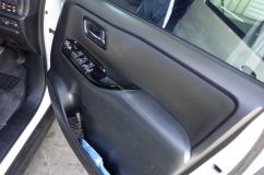  最近の車両はドアの内張りがかなり頑丈で、気密性が高く作られているため、これを活かしたデッドニングを行います。 