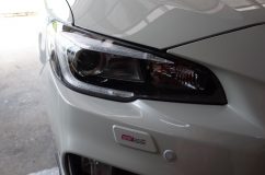 レヴォーグのヘッドライト加工(日帰りプランⅢ) 早速作業に取り掛かります。結構問い合わせをよく頂くのが「ロービームプロジェクターの横のランプにプロジェクターインストール」ですが、実はここのランプは横のプロジェクターより前照灯としての役割が大きいことが判明しました。走行に支障が出るのは嫌なので普段遣いの車にはおすすめしません。