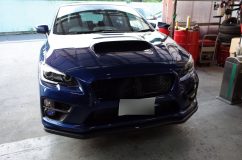 レヴォーグのヘッドライト加工(日帰りプランⅣ) 早速作業に取り掛かりますが、どうやらバンパーはエアロ(FRP)のようですね。脱着の際に塗装が割れないように細心の注意を払います。