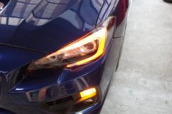 レヴォーグのヘッドライト加工(日帰りプランⅣ) 今回の目玉は「フォークアイのウィンカー連動」です。ただ夜間はまったく問題ないのですが、昼間はウィンカーとしては視認性に欠けるので、純正ウィンカーは残しております。
