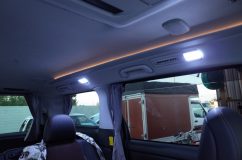 20系アルファードのインパネまわりのLED打ち替え 配線を1本追加することで3列目も室内灯連動になります。文章で書くと簡単ですが、作業的にはかなり大変で、室内灯ユニットがなかなか外れません。