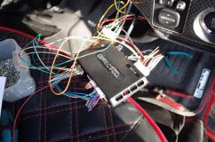 ハイエースのセキュリティ&エンジンスタータ取り付け施工 配線は全部で10本だけです。本体からは40本以上配線でていますが、ほとんど未使用です。恐らくセットアップするときにそれぞれ配線を割り当てるようです。今後、適合車種も増えてくると思われます。