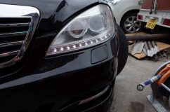 W221メルセデス・ベンツのフロントウィンカー修理 大抵この後期フェイスのヘッドライトの不具合はウィンカーで発生します。白色のポジションランプは問題なく点灯します。