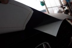 ストリームのボンネットカーボンシート施工 シートの固定をするだけなので、場所や広さは適当です