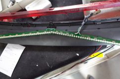 10系セルシオのハイマウントストップランプ修理 取り出した基盤を見て愕然。明るさを満たすために粒をこれでもかと並べています。