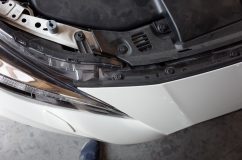 インプレッサの簡単シーケンシャルウィンカー施工 スタートはなるべく純正のフォークアイに合わせたいので、バンパーの上側のネジを外します。