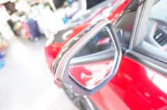  ミラーの分解方法は、下側からマイナスドライバーを差し込んで、ミラーとベースの間をクルっと回すと外れます。 