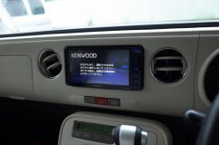 ミラココアのナビ・ETC・バックカメラ取り付け ステーは余分な部分をカットし、化粧カバーも縁をカットして干渉しないように加工します。