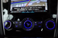 レヴォーグのスピードメーター&エアコンパネルのLED打ち換え エアコンパネルもこれでもかというぐらい青色にしました。
