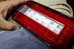 軽トラック(ステラ5製)のカスタムテール加工 たしかに作りはしっかりしています。国産の純正テールよりもどっしりしています。