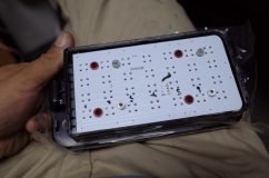 軽トラック(ステラ5製)のカスタムテール加工 殻割りして基盤を取り出します。あとはパターンを改造して縦6連に打ち替えて配線します。
