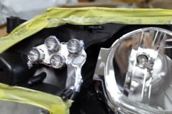 エスティマのヘッドライト加工(ウィンカーLED) ウィンカー用のリフレクターを取り除いて、アルミ板に貼り付けたLEDを固定します。アルミ板に固定することで放熱効果が高くなります。