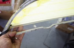  通常ヘッドライトの外側に設置するおなじみのシリコンチューブ（シーケンシャル）ですが、今回はヘッドライトの中に入れました。そうすることでより純正感が増します。カバーとインナーの隙間に入れるため、全く違和感ありません。 