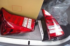 30プリウスのテールランプ交換作業 新品の社外品テールランプです。
こう見ると今は純正品のほうが凝ったデザインしてますね~