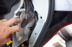 30プリウスのテールランプ交換作業 プリウスのテール交換は以外に面倒です。
テールバンパーを一部外して
内張りも工具が入るぐらい外す必要があります。