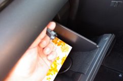 MPVのエアコンパネル他の打ち換えとフットランプイルミ施工 コンソールBOXイルミはT10ウェッジが使われています。