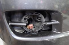 ハイエースのフォグランプLEDと室内灯LED化&ガッツミラー撤去 フォグランプはユニットを外して施工します。バンパーを下ろすより格段に早いです。