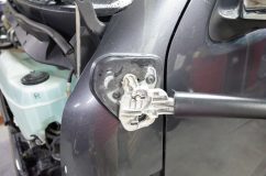 ハイエースのフォグランプLEDと室内灯LED化&ガッツミラー撤去 腕は回すことが可能。トルクスネジを3箇所緩めて取り外します。