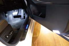 レクサス IS300hのLEDカスタムとドラレコ取り付け 明るさを重視しながらも、色味にもこだわりました。青白すぎない純白のLEDを選びました。
