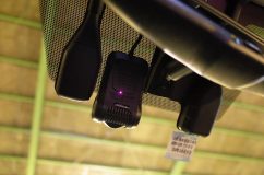 レクサス IS300hのLEDカスタムとドラレコ取り付け 採用したドラレコは液晶なしタイプで、映像はスマホのアプリで確認します。各種設定もすべてスマホで行うため、輸入品の電子機器にありがちな「操作方法が独特すぎてわかりにくい」ということがありません。本体を直接ガラスに貼り付けるタイプなので、映像の揺れや視界の邪魔になりません。かなりおすすめです。