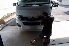 NV350のヘッドライトバルブ交換 流石にもと車屋ということもあって、サクサクヘッドライト外されました。