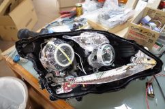 レクサスのヘッドライト加工修理(台風被害) 流石にレクサス。ブチルも普通のトヨタ車の倍以上使われている印象です。