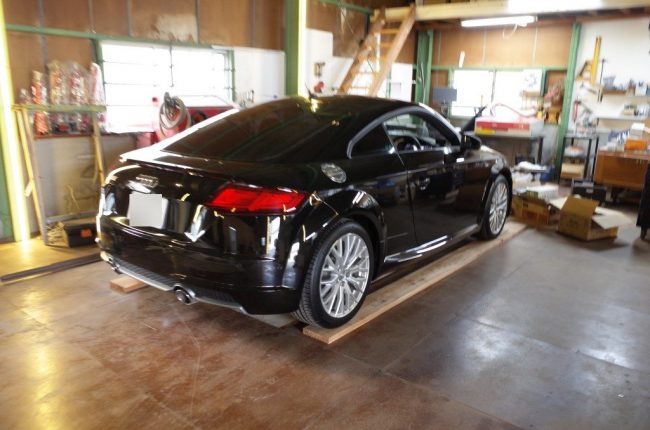 AUDI TT のキャリパーカバー取り付け AUDI TT のキャリパーカバー取り付け