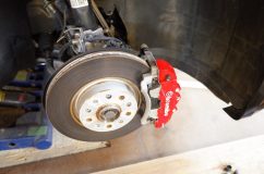 AUDI TT のキャリパーカバー取り付け お客様持ち込みのキャリパーカバーを2タイプの接着剤で固定します。当然ブレーキパッドは交換できるように固定します。